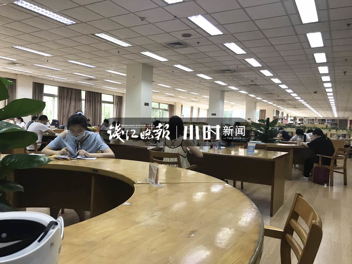 一大早那么多杭州人排队，他们在等什么？浙江图书馆的自习室真香