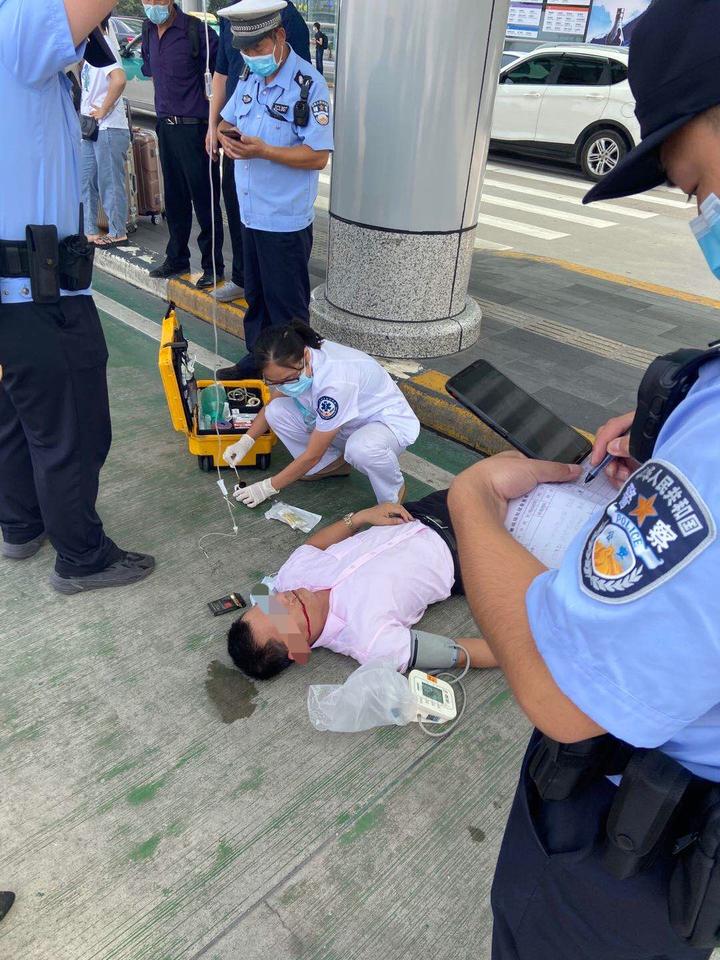杭州机场航站楼外,男子突然倒地嘴角流血