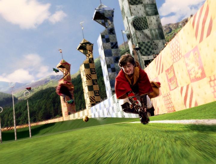 预告片中魁地奇的出现也令人激动不已,哈利在魔法世界里骑上飞天扫帚