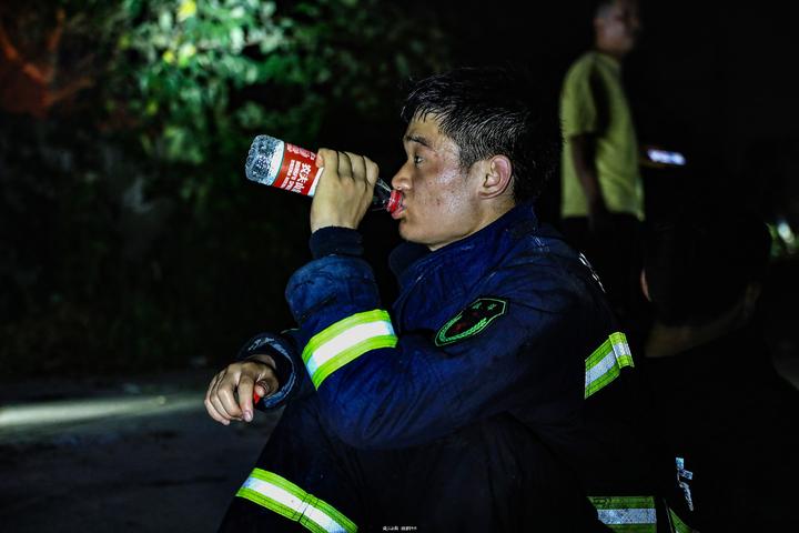 杭州20多名消防员奋战一夜,留下一张张被火熏黑的脸