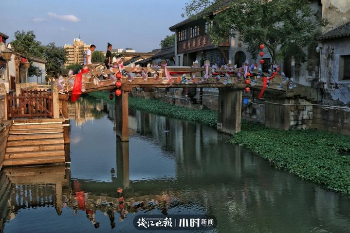 湖州小西街的永安桥.七夕前夕,永安桥被装扮成一座鹊桥.人在旅途 摄.