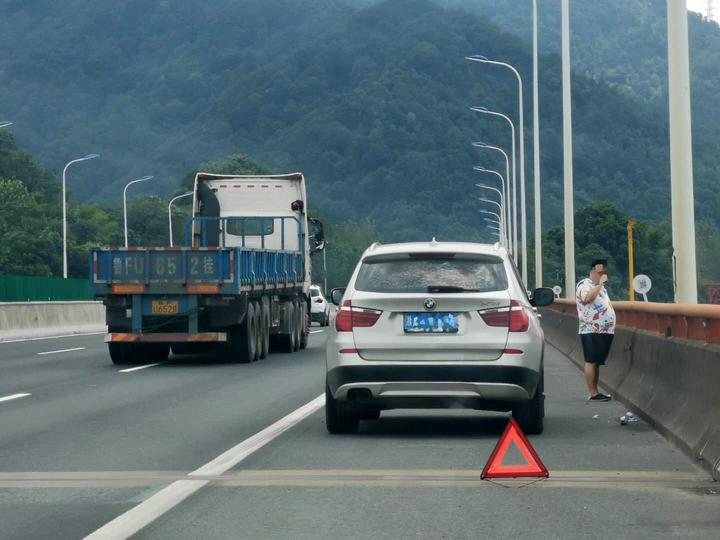 今天起 在浙江省内高速上抛锚可以免费叫拖车 但这可不是违停的借口