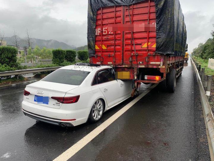 杭徽高速上這一幕揪心奧迪在雨中鑽進大貨車車底還被拖行