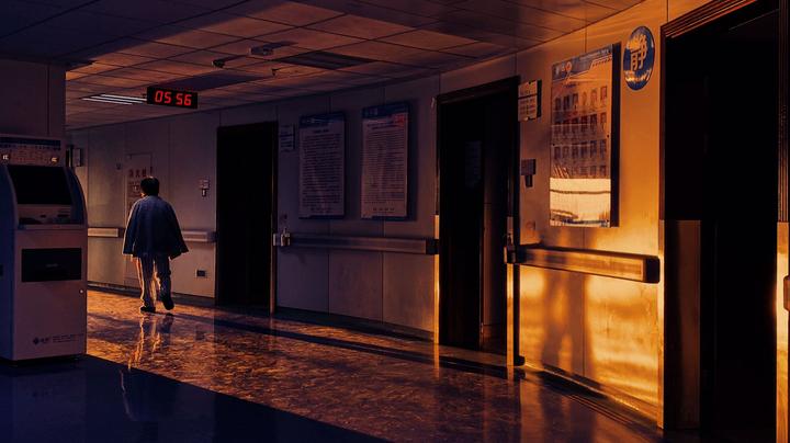 护士拍下近500张病房走廊窗外照 网友：生命有光