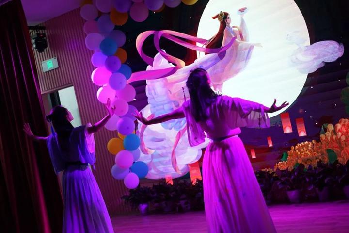 穿著古典華服點花燈聽古箏賞川劇吃月餅這家幼兒園的遊園妙趣橫生