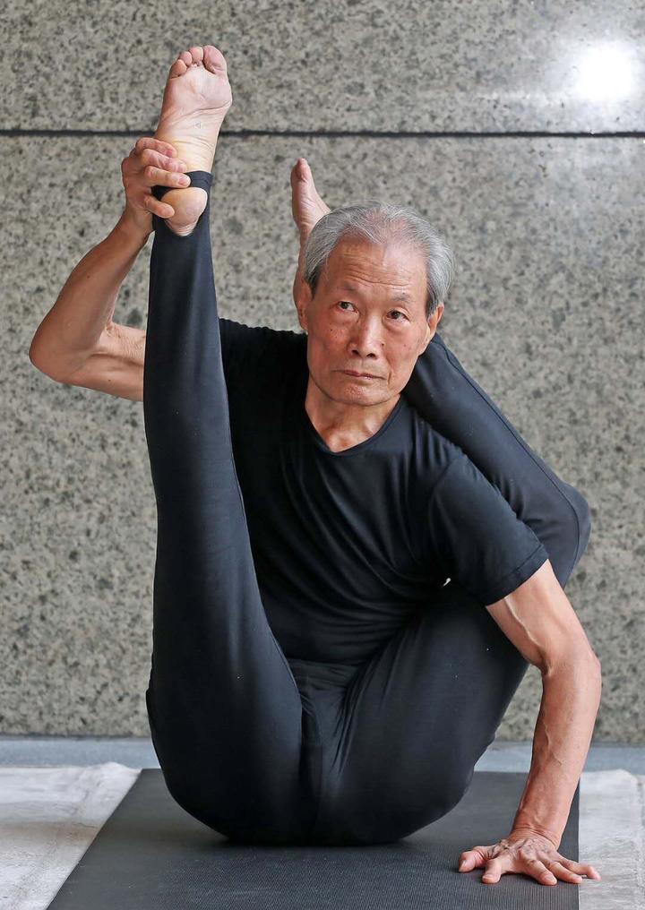 侧鸦式蝎子式80岁瑜伽大爷身体超级软招招逆天高难度