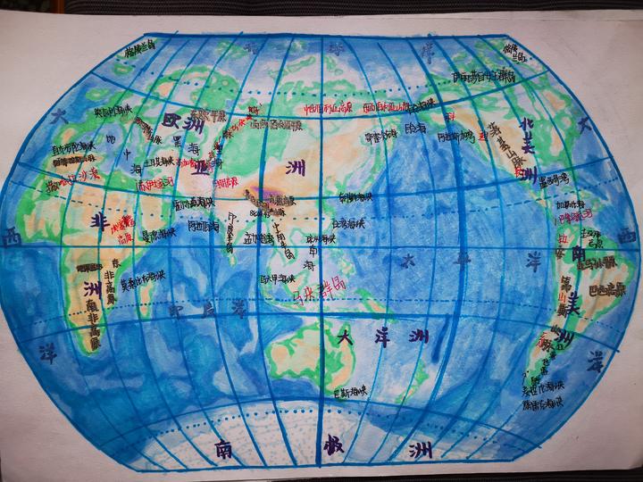 13岁的初一女生王若霖正在接受学生们的祝贺:她手绘的世界地图地形图