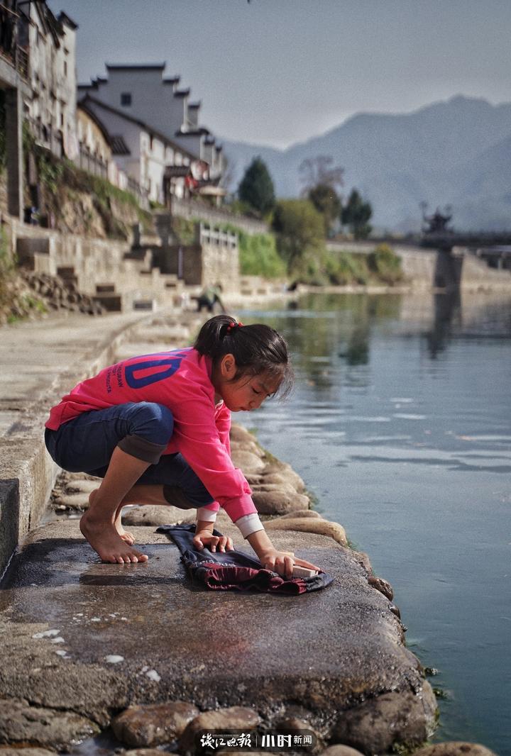 小姑娘在河边洗衣图片
