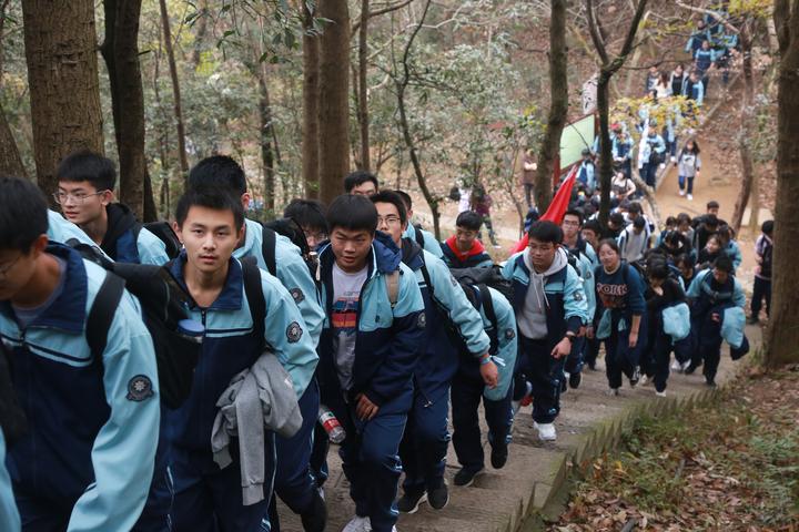 引導青年學子牢固樹立愛國意識,杭州求是高級中學舉行登山毅行,參觀