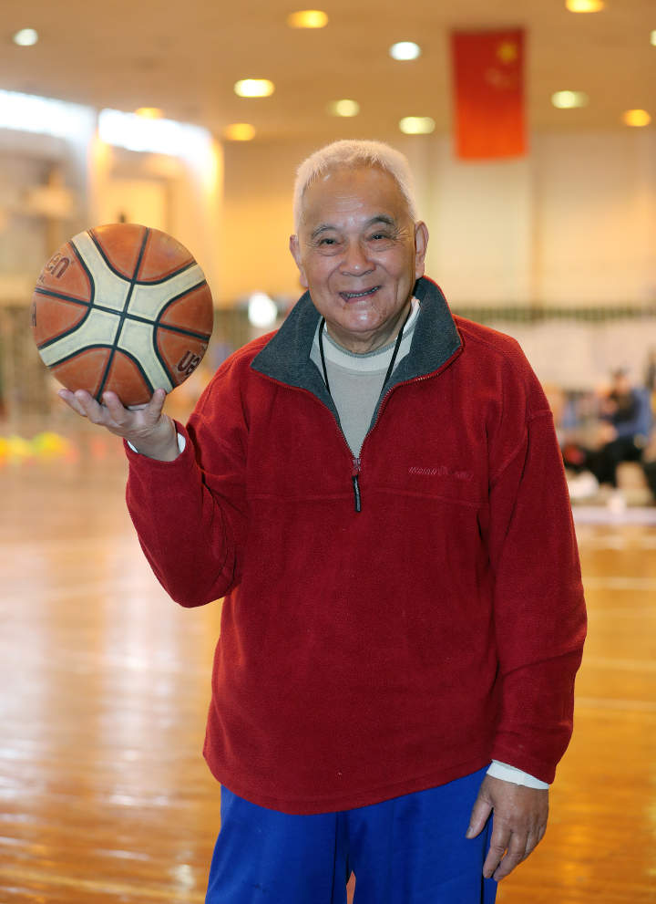 在浙江省常乐篮球队每周日的固定训练中,有一位老人几乎每次必到,他