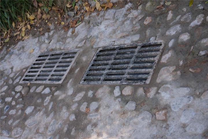 在山水较大处,景点出入口,路面低洼积水处新建双箅雨水口以及横穿管