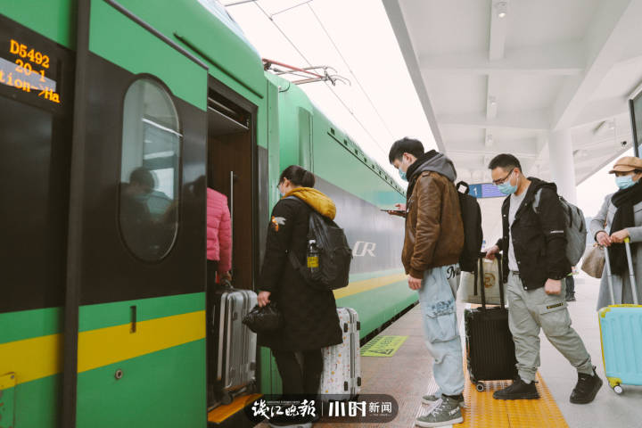 1月22日，庆元火车站，有序上车的旅客 。.jpg