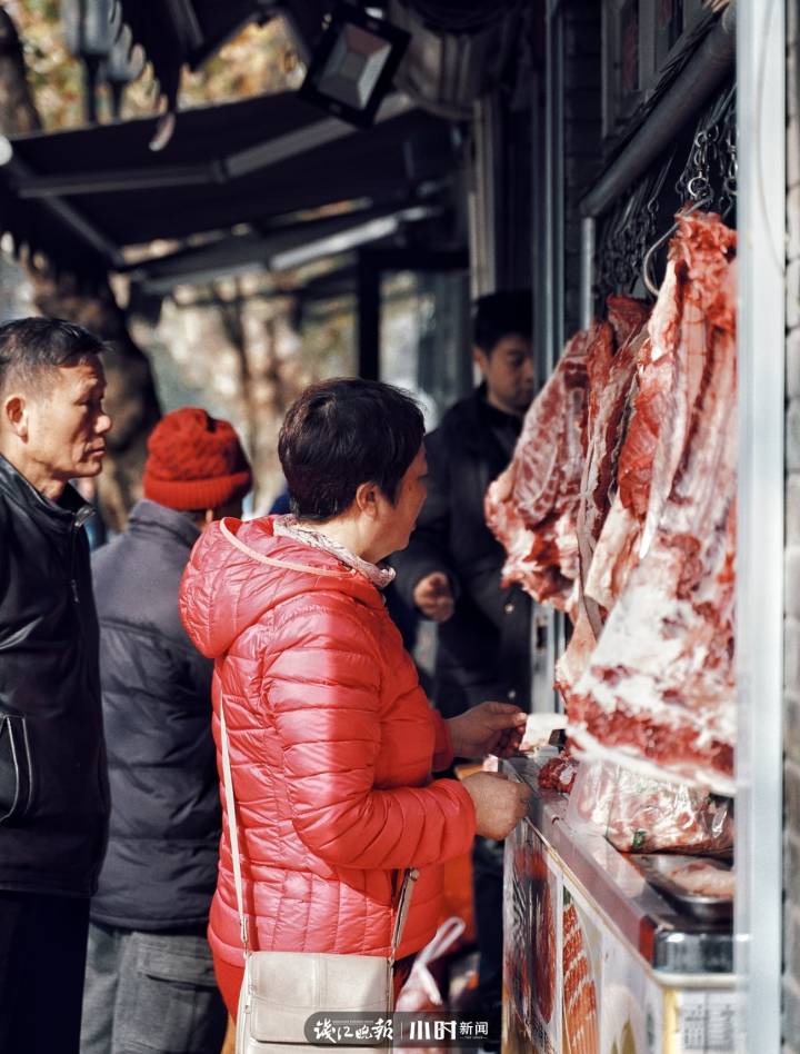12、临近年关，杭州中山中路，前来采购猪肉的市民，羽绒服和肉的颜色，都带着浓浓年味。人生若只如初见 摄.jpg