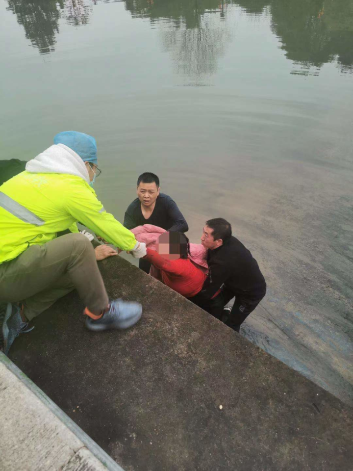 大年初一拜年途中遇女子跳河輕生湖州一派出所長就地出警施救