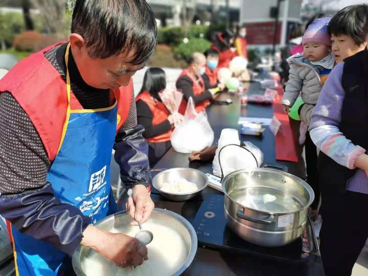 雷锋在身边皋亭社区开展便民服务活动