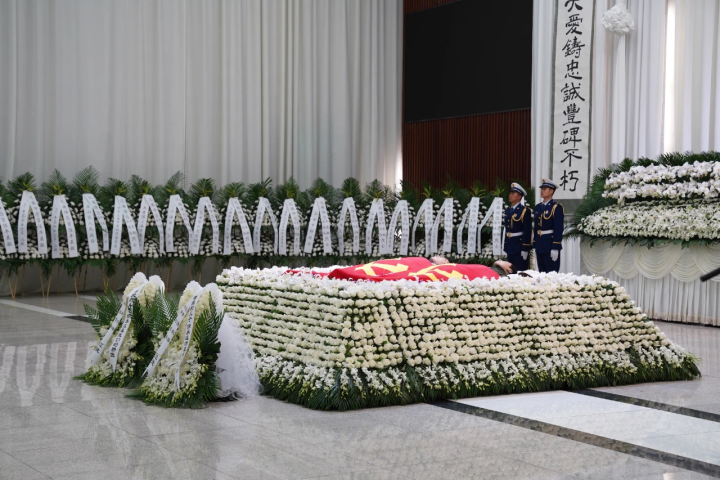 上海金山廠房大火今早送別英雄靈柩抬出追悼大廳時雨下得特別大