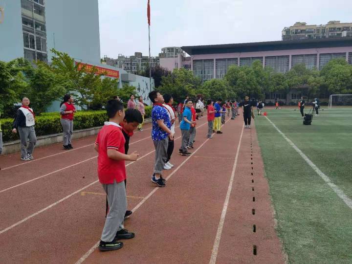 青蓝青华实验小学副校长周莉芳告诉小时新闻记者,谢雨乐一家假期里的