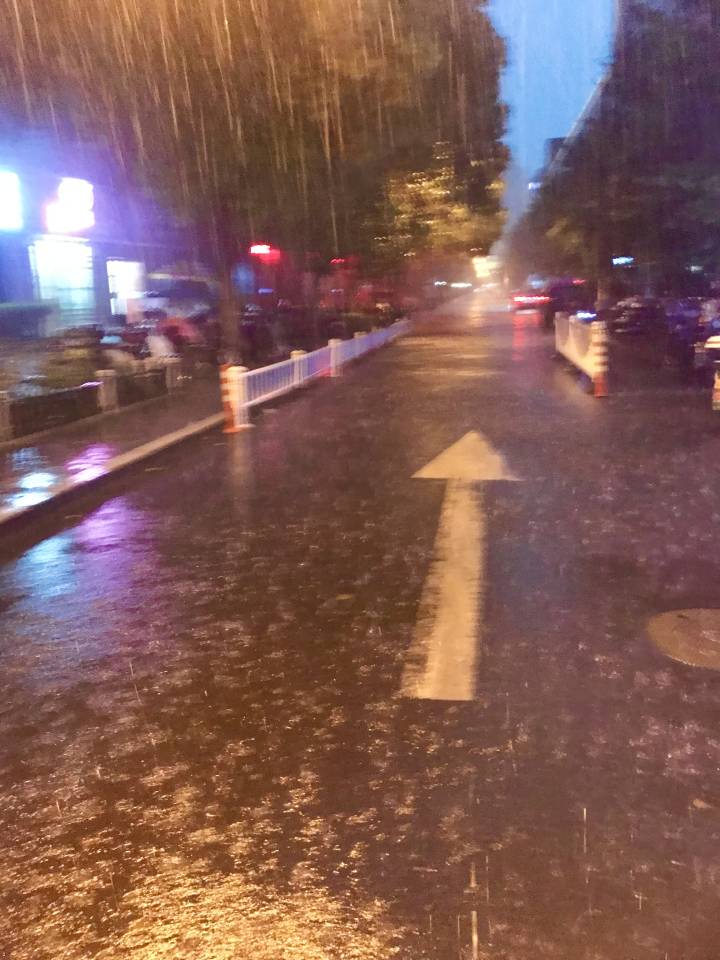 與此同時,西湖景區也是大雨傾盆.這是市