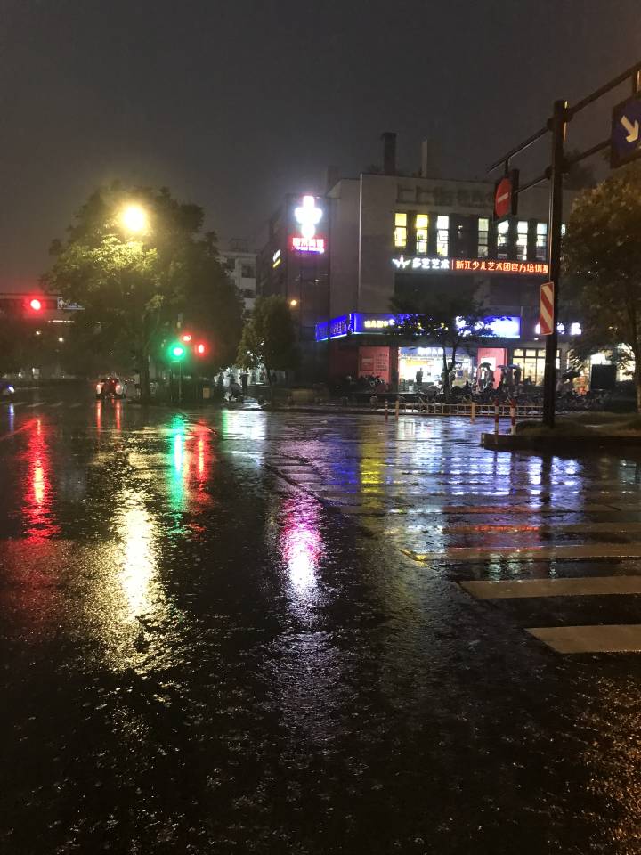 小区下雨照片晚上图片