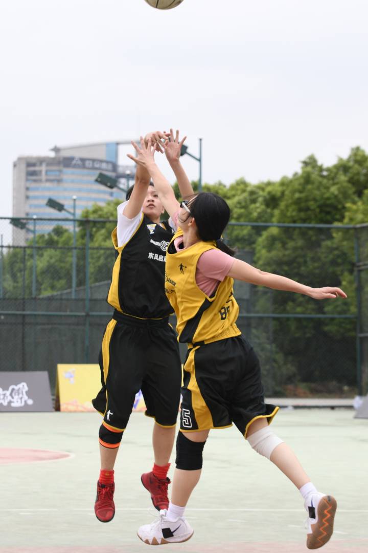 爱打球 也爱当裁判 浙江科技学院大四的她 换种方式爱篮球