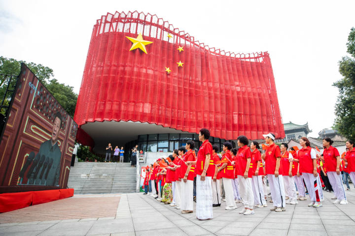 名校名師帶你重走紅色地標國旗教育館飛雲江畔紅旗飄揚