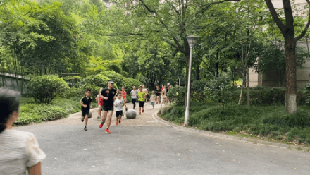 太羡慕杭州滨江这个小区12个爱跑步的爸妈带着孩子们一周三练每次两