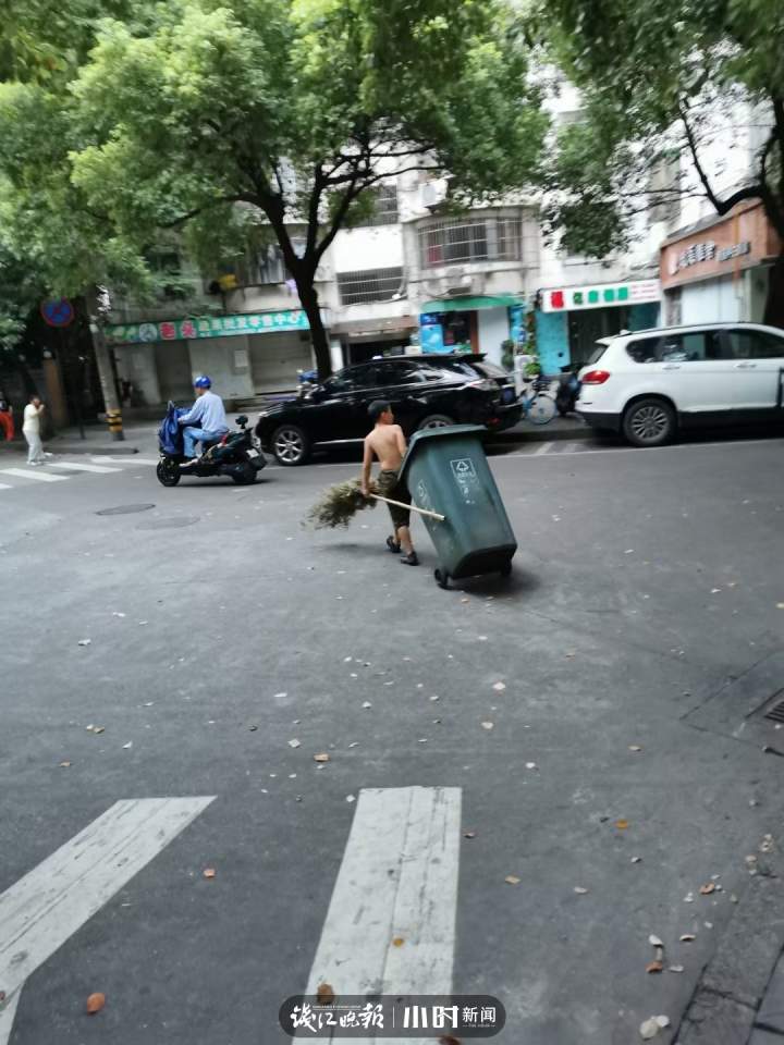 凌晨扫大街图片