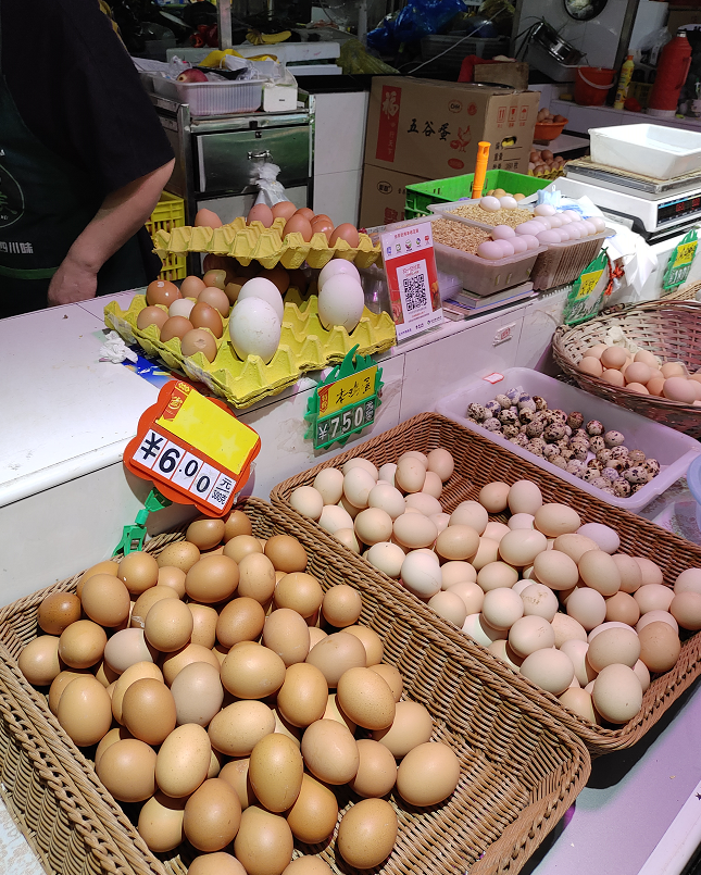 今天下午,记者来到浙江中河农贸市场的时候,鸡蛋摊位的老板娘刚进了