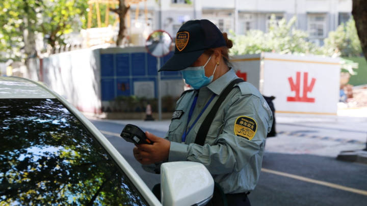 杭州停车收费员深藏不露,当街接生出一男娃,她有什么来头,身后还有