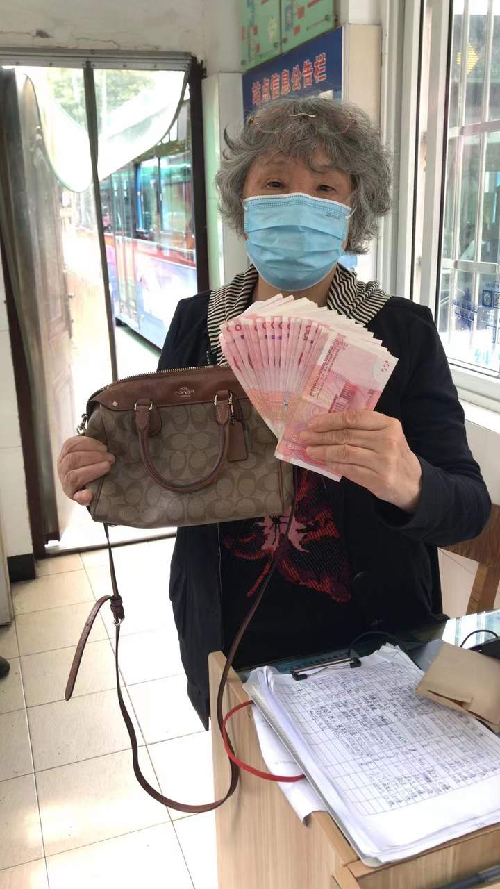 手握3000元现金照片图片