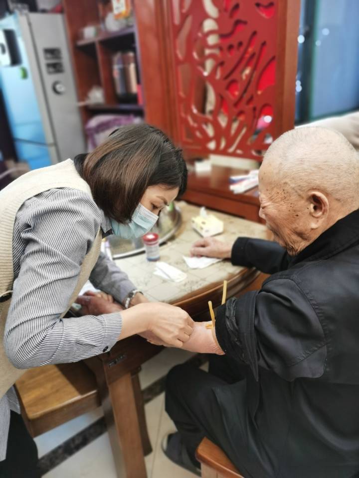 而在近日,九堡街道社區衛生服務中心醫護人員也上門為行動不便的老人