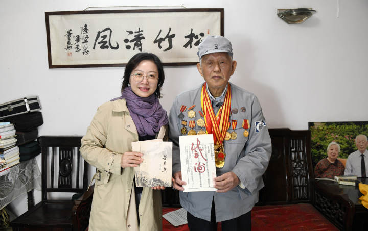 陆坚向杭州图书馆捐赠他的诗集.jpg