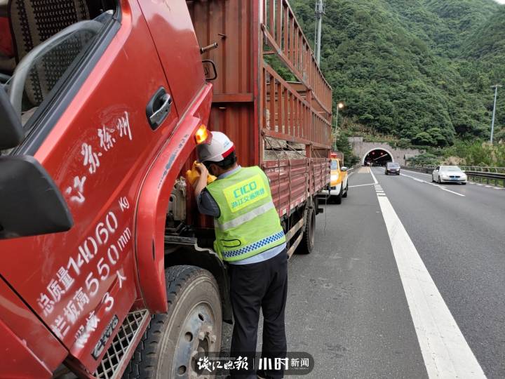 大货车水箱水温过高抛锚，司机手部被烫伤，这几个动作不要做