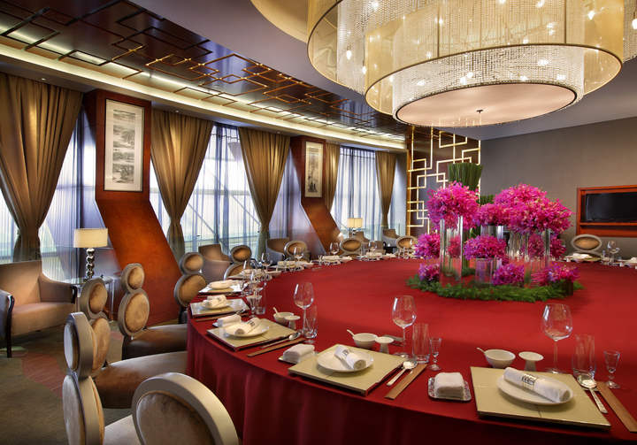 杭州洲际酒店是杭城地标,酒店的金球造型就像金色的