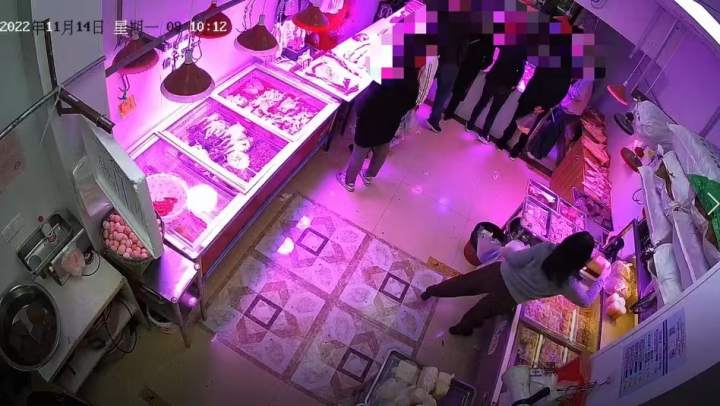 女子爱吃炸鸡偷遍多家店_爱吃偷炸鸡女子店家叫什么_爱偷吃的小伙子是谁