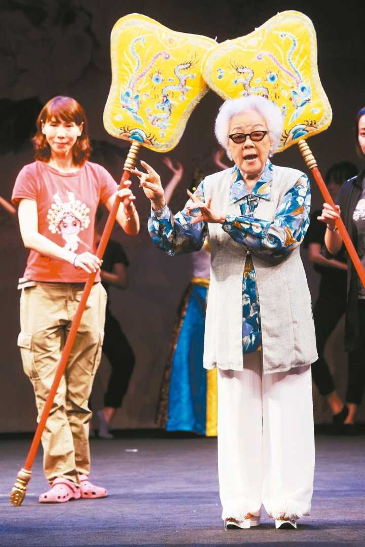 100岁京剧皇后戴绮霞台北登台惊动杭州102岁的宋宝罗
