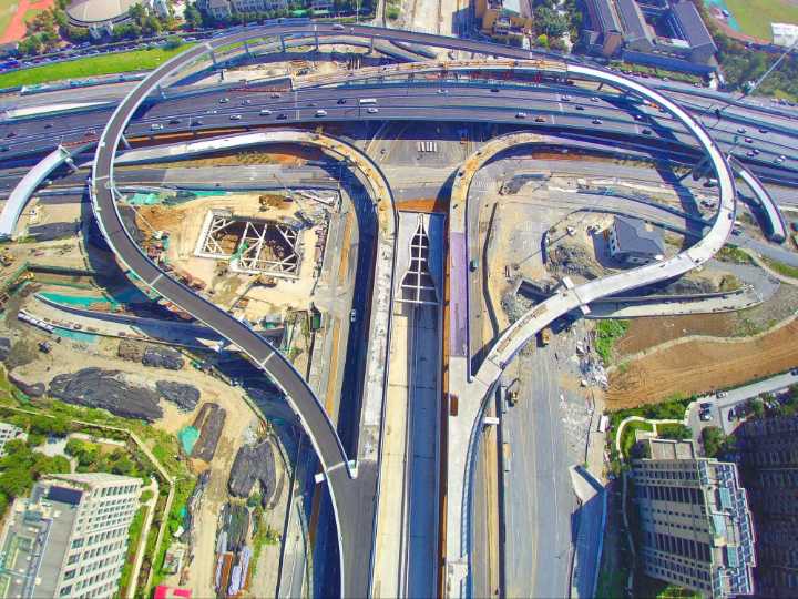 它是一座可"上天入地"的枢纽转换,被称为华东地区首个"高架 隧道"形式