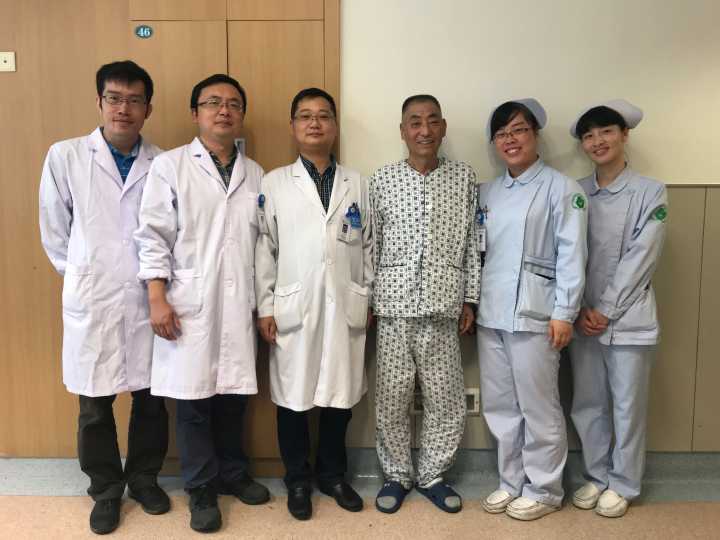 省肿瘤医院的医生护士们和患者薛文全的合影，左三为朱玉萍医生