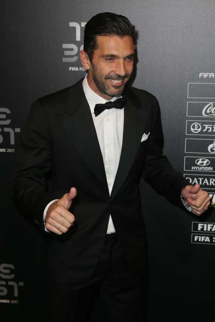 门将:布冯(尤文图斯);后卫:丹尼尔·阿尔维斯(巴黎圣日耳曼),博努奇