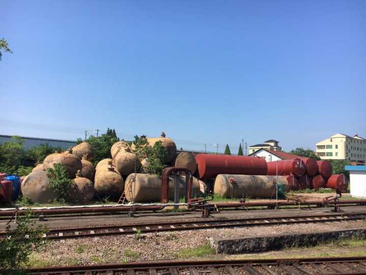 这些巨大的黑油罐,居然藏匿在地下