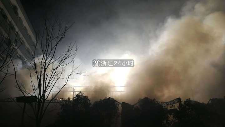 杭州和平广场附近一仓库发生火灾 附近浓烟滚滚