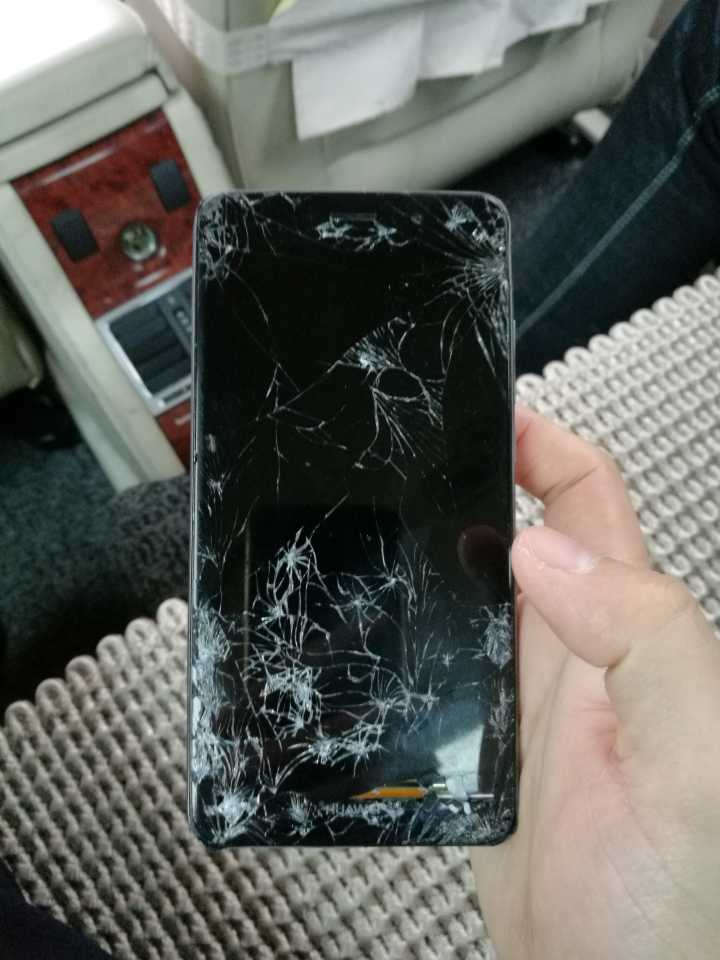 砸碎的手机.jpg