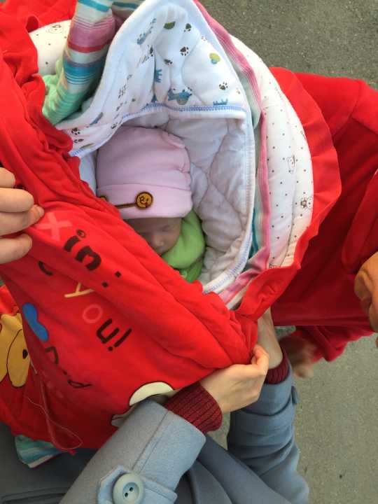 谁这么狠心把出生才10多天的男宝丢在纸箱里