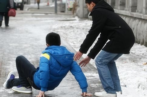 已十几人因为雪天骨折明后天摔倒概率更高怎么走路看攻略