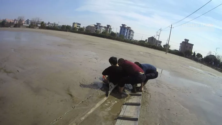 萧山一男孩陷入泥潭后不断下沉!