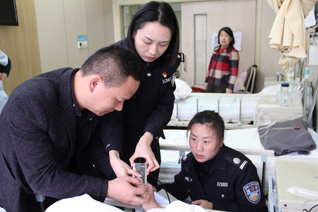 这俩警察小姐姐上医院帮忙办身份证