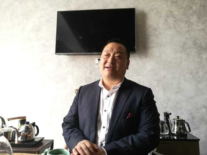 48岁的周海峰是台州当地一名企业家,主营五金和卫浴生意.