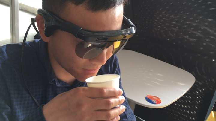 戴上这幅眼镜盲人也能看清世界