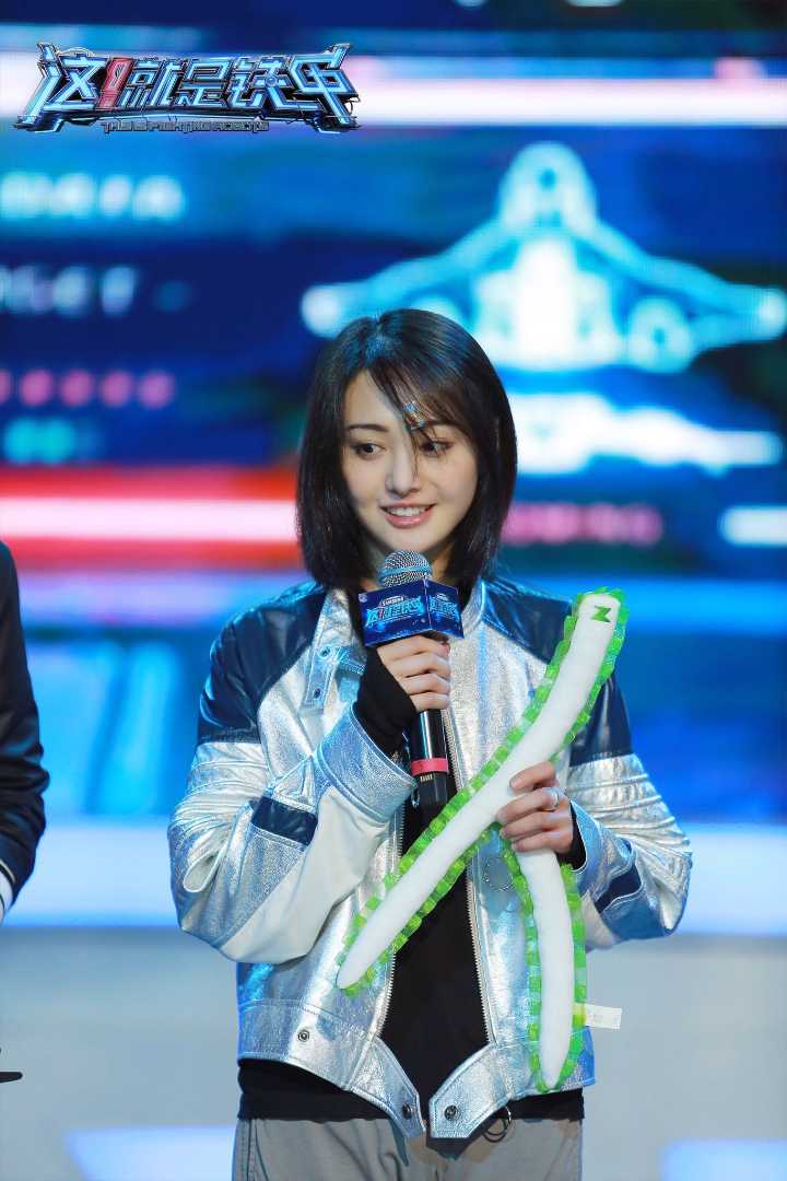 《这就是铁甲》探班,郑爽再次"带伤"上阵