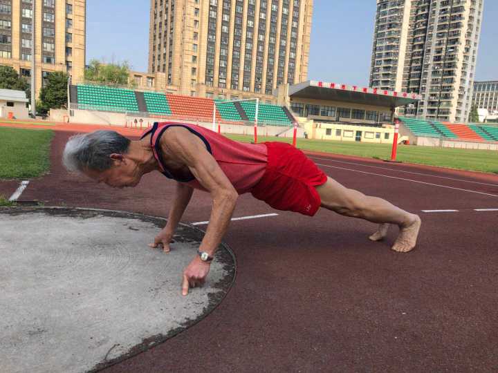 82岁的赤脚大仙内外兼修58年依然坚守在田径场